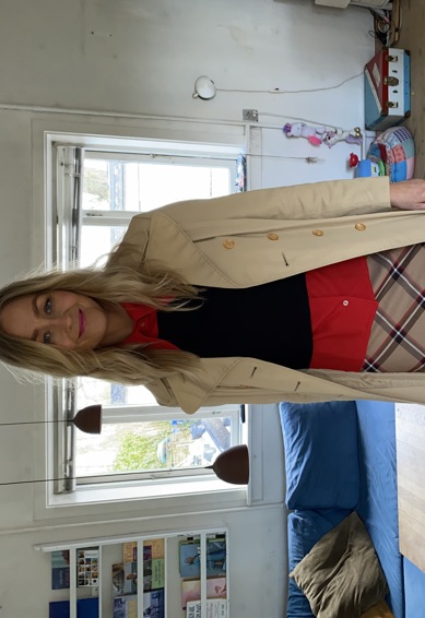 Her er den røde skjorte sat sammen med et par røde strømpebukser og stylet med en sort vest fra Røde Kors Helsingør til 40 kr.