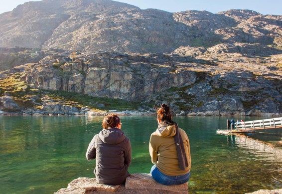 Nuuk er omgivet af fjelde og hav, og her henter Lilian ro og styrke, samtidig med at hun nyder byens multikulturelle miljø.