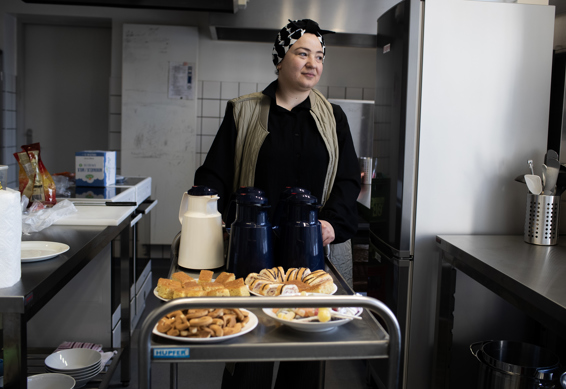 Som frivillig har Wedad kørt flere ukrainske deltagere frem og tilbage til Røde Kors’ café, hvor hun også hjælper til med alt, fra at bage kage og sætte kaffe over, købe ind og rydde op, til at planlægge arrangementer og hjælpe børnene med lektier.