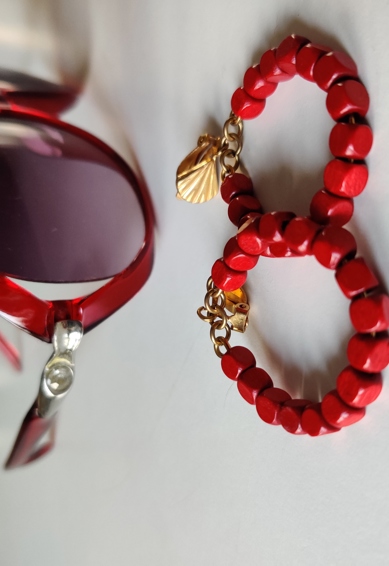 Hvis man ikke ved, hvor man skal starte, er accessories et godt bud. Solbrillerne er købt i Røde Kors i Stenløse for 35 kr., og øreringene er købt i Røde Kors i Hillerød for 15 kr.