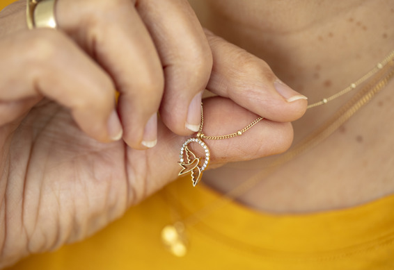 Der skulle en guldsmed til for at sætte fredsduen på halskæden, da Susanne kom hjem fra Gaza. Da Susannes søster fortalte til guldsmeden, at det var en gave til en, der have været sygeplejerske i Gaza, var han begyndt at pakke sammen. ”Jeg er jo jøde – så du vil nok ikke have hjælp af mig,” lød ordene. ”Jeg bliver så rørt og så rasende på samme tid. Jeg kan slet ikke have, at han oplever at blive fravalgt af den grund,” siger Susanne. ”Der er så meget lidelse i verden – at det også spreder sig herhjemme, gør mig ked af det.” Guldsmeden fik at vide, at de selvfølgelig gerne ville have hans hjælp.