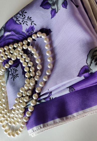 Tørklædet er købt i Røde Kors i Frederiksværk for 10 kr., halskæden er fra Røde Kors i Hillerød, 20 kr