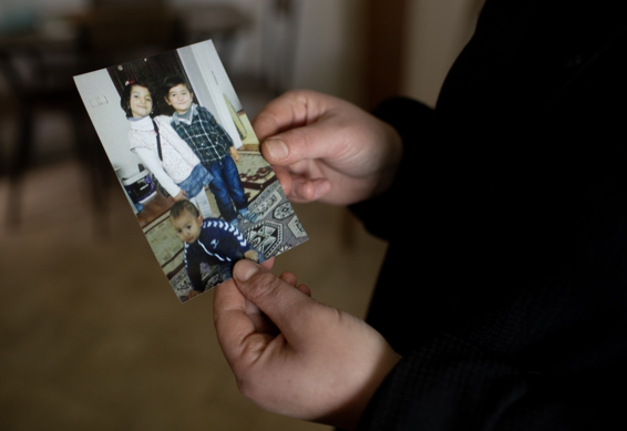 Wedad holder et af de få fotos, hun har fra børnenes første år, kort efter at familien var flygtet til Tyrkiet. Hun husker, hvordan deres datter Fatima tryglede om at få sit kaffebord med, men det skulle gå hurtigt, og familien måtte efterlade alle deres ejendele i hjemmet i Damaskus.