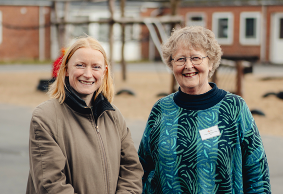 Katrine Kratholm fra Vejle Kommune (tv) arbejder tæt sammen med Janne Britt Povlsen fra Røde Kors.