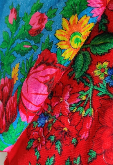 Tørklæderne er købt for 15 kr. stykket i Røde Kors i Frederikssund. ”Det synes jeg selv var et sindssygt godt fund, og dem bruger jeg bare meget flittigt”.