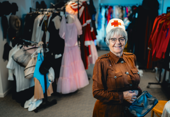 Leila Stenberg har klædt sig ud i noget af udlejningstøjet.