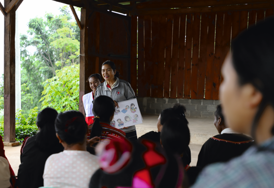 Mange landsbyer i Myanmar ligger ekstremt isoleret, og traditioner spiller en stor rolle. Kvinder bruger ofte ikke sundhedsklinikker, og mange nyfødte børn bliver ikke vaccineret.