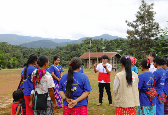 Mødreklubberne består af lokale ledere og frivillige, som Myanmar Røde Kors træner i sundhed. De deler deres viden med landsbyens øvrige beboere – ikke kun nybagte mødre, men alle, som er interesserede. 